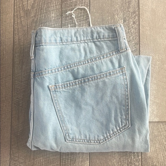 Universal Thread Size 6 Distressed Light Wash Boyfriend Jeans - Picture 3 of 9